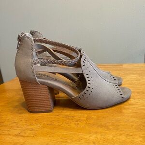BKE Sz 8 Women's The Buckle Sole Grazia Chunky Heel Peep Toe Sandals Taupe